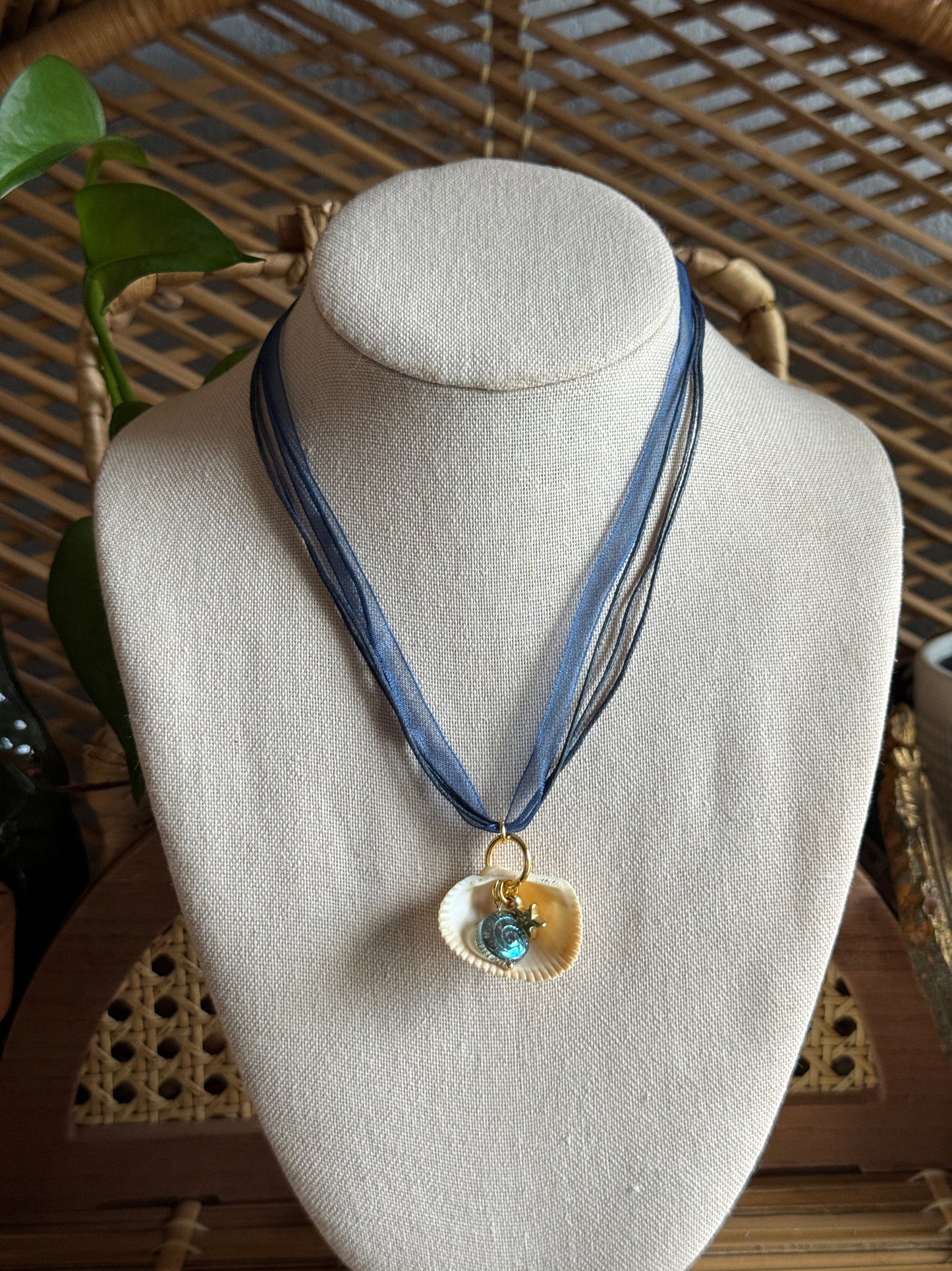 dark blue shell ribbon necklacee