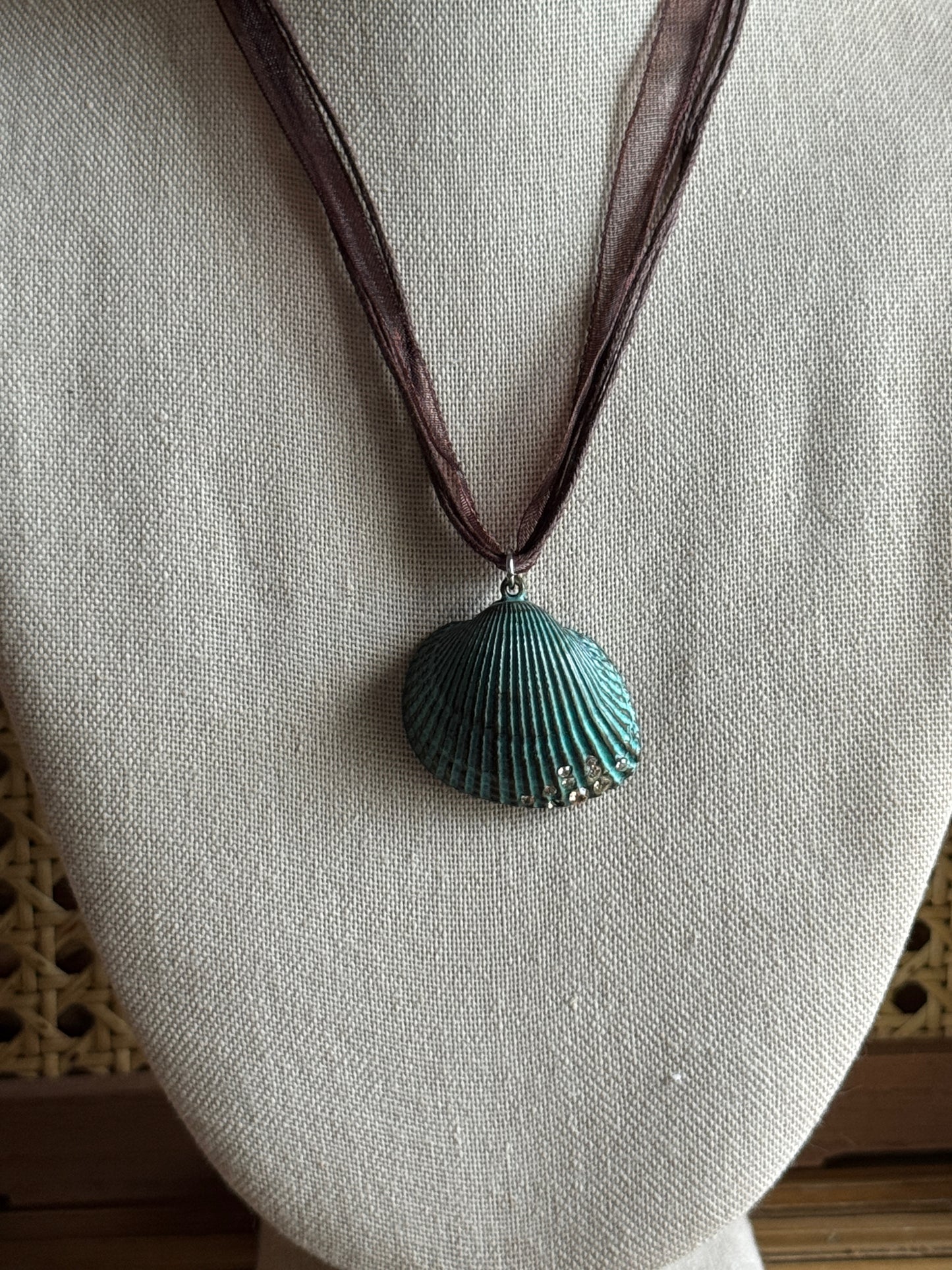 turquoise seashell ribbon necklace