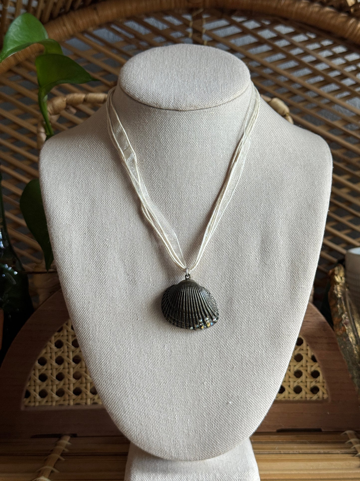 bronze seashell ribbon necklace