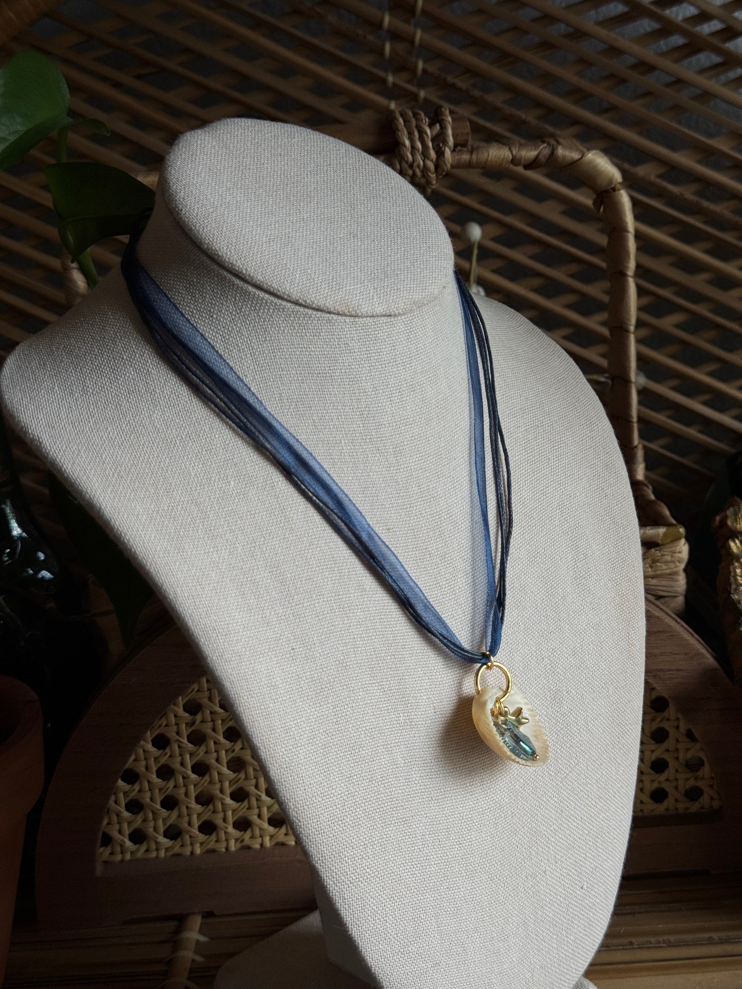 dark blue shell ribbon necklacee