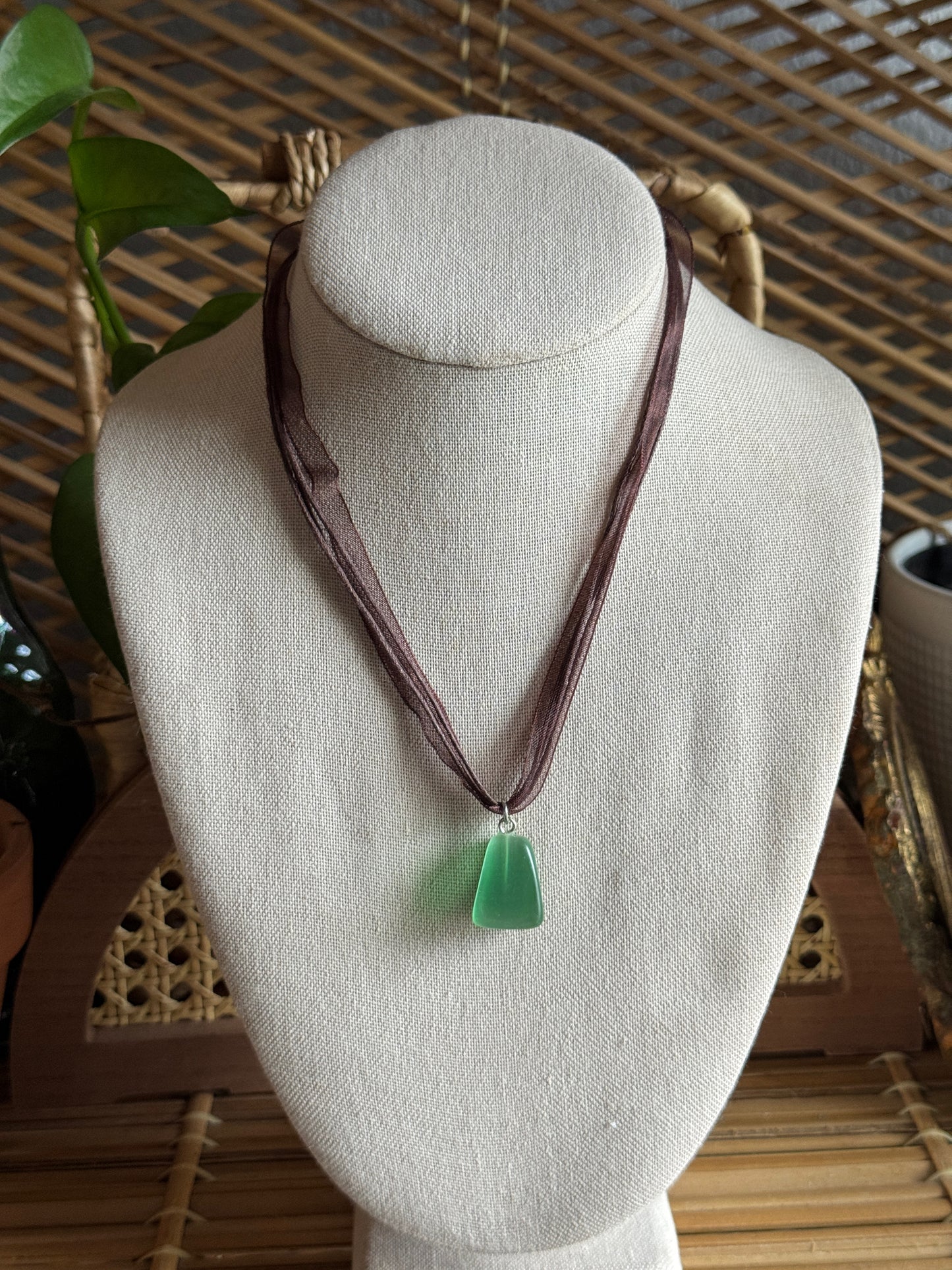 green stone ribbon necklace