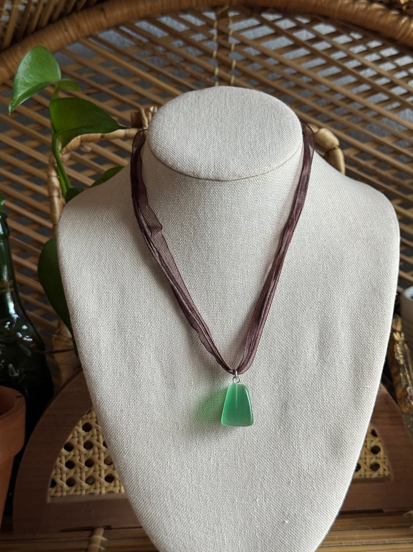 green stone ribbon necklace