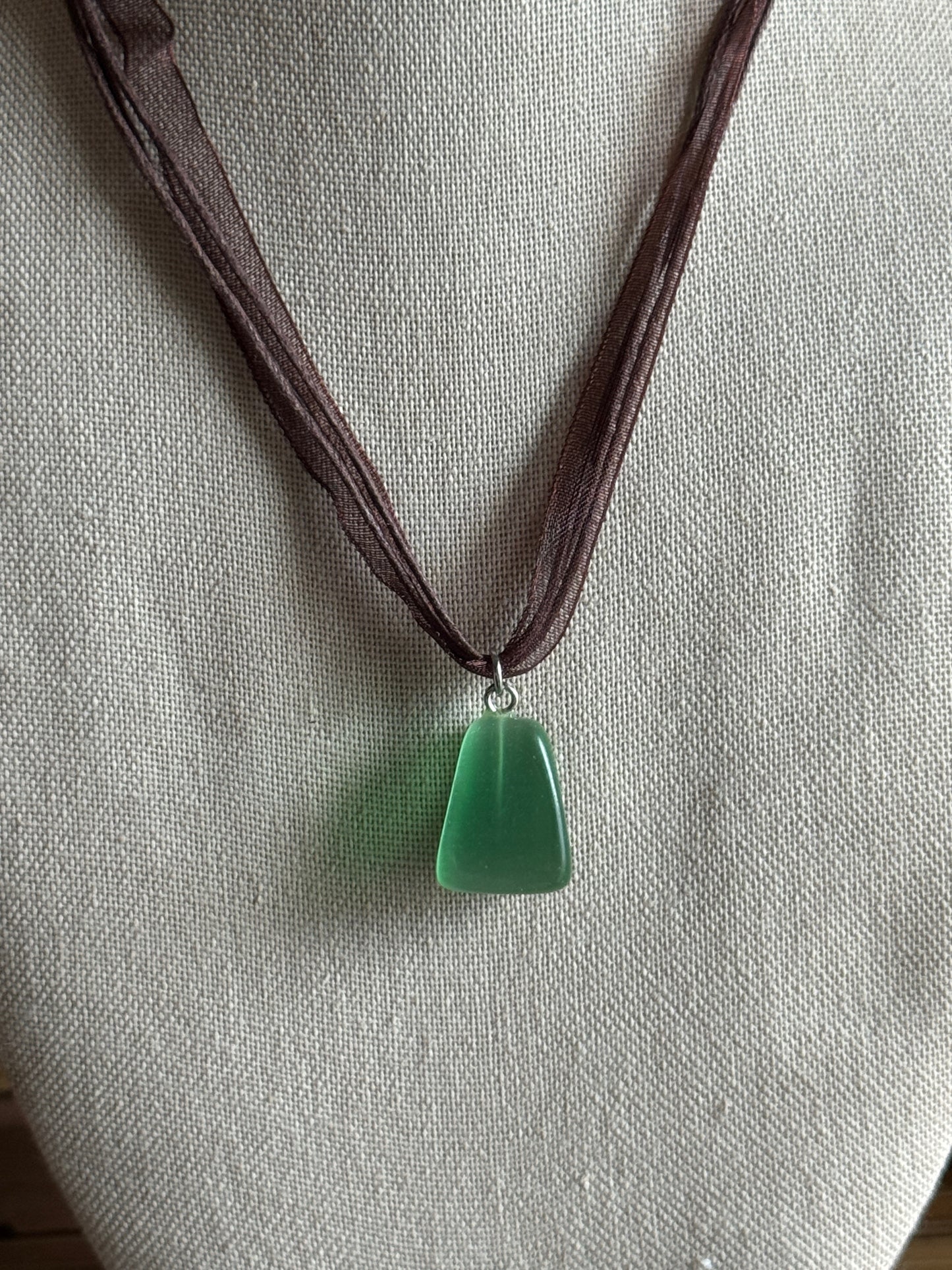 green stone ribbon necklace