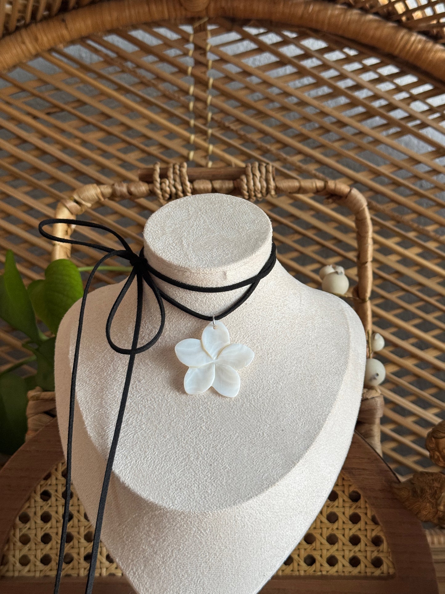 shell flower black suede necklace